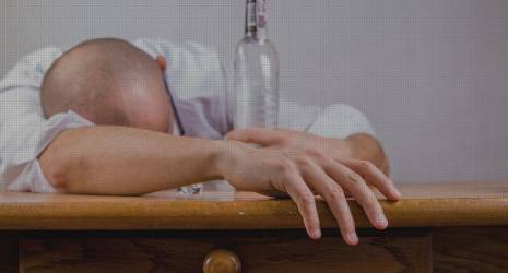 ¿La concentración de alcohol en los colutorios especiales puede causar problemas en personas con enfermedades hepáticas?