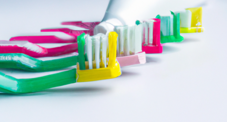 ¿Cuál es la cantidad adecuada de pasta dental para usar en cada cepillado?